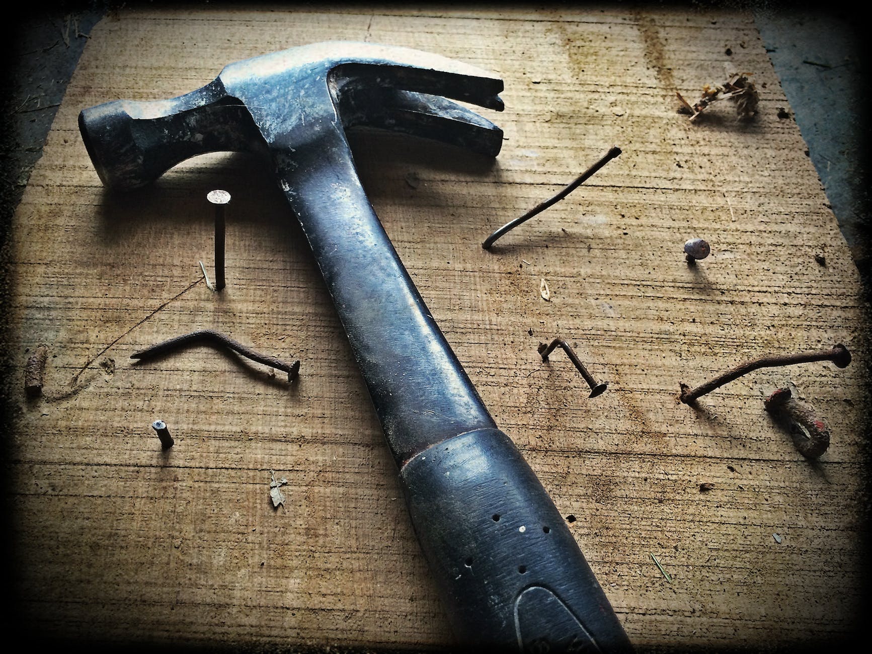 Photo by Pixabay on <a href="https://www.pexels.com/photo/black-claw-hammer-on-brown-wooden-plank-209235/" rel="nofollow">Pexels.com</a>