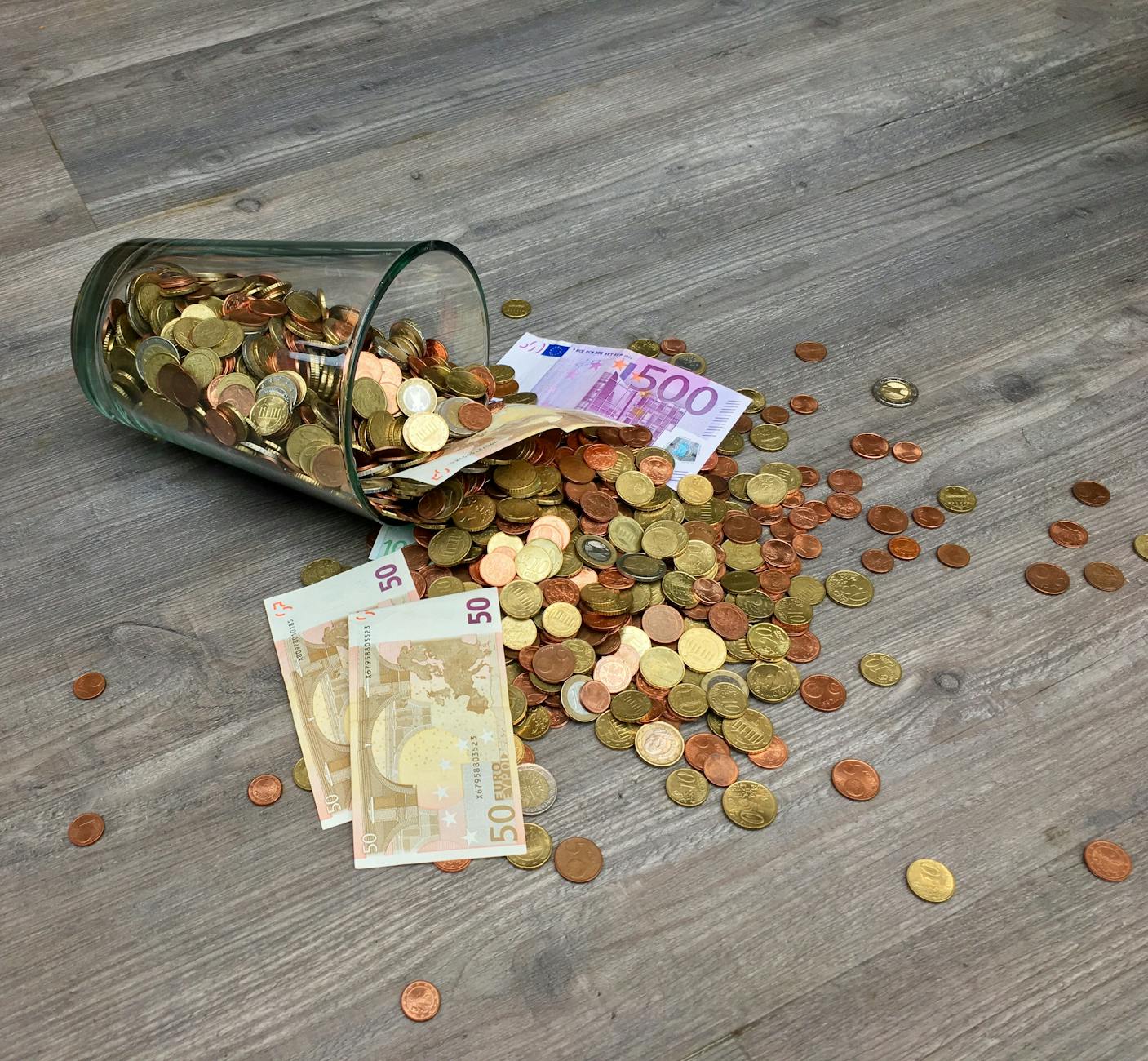 Photo by Pixabay on <a href="https://www.pexels.com/photo/coins-and-banknotes-scattered-on-gray-wooden-surface-210679/" rel="nofollow">Pexels.com</a>