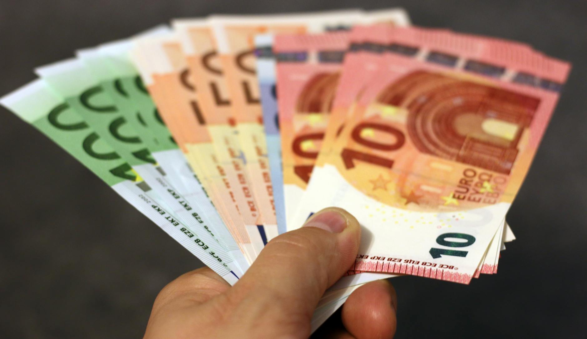 Photo by Pixabay on <a href="https://www.pexels.com/photo/euro-pound-banknote-lot-259251/" rel="nofollow">Pexels.com</a>
